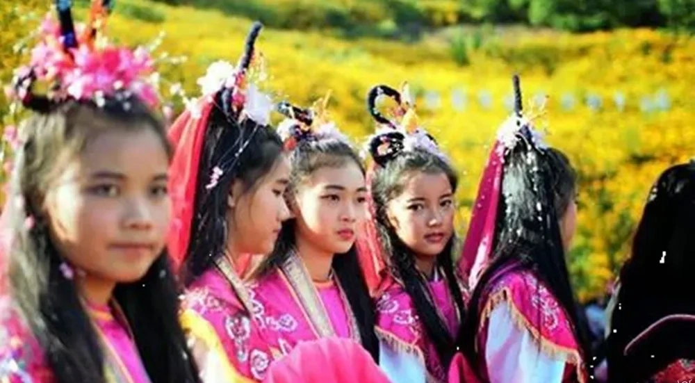 CMLocals Chiang Mai Locals Festivals traditional costume celebration with colorful dress and festive atmosphere